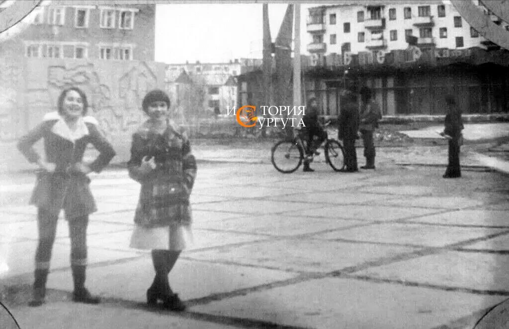 Кафе "Север", сначала называлось "Орион", в наше время - "Болгарская роза", стоит напро...