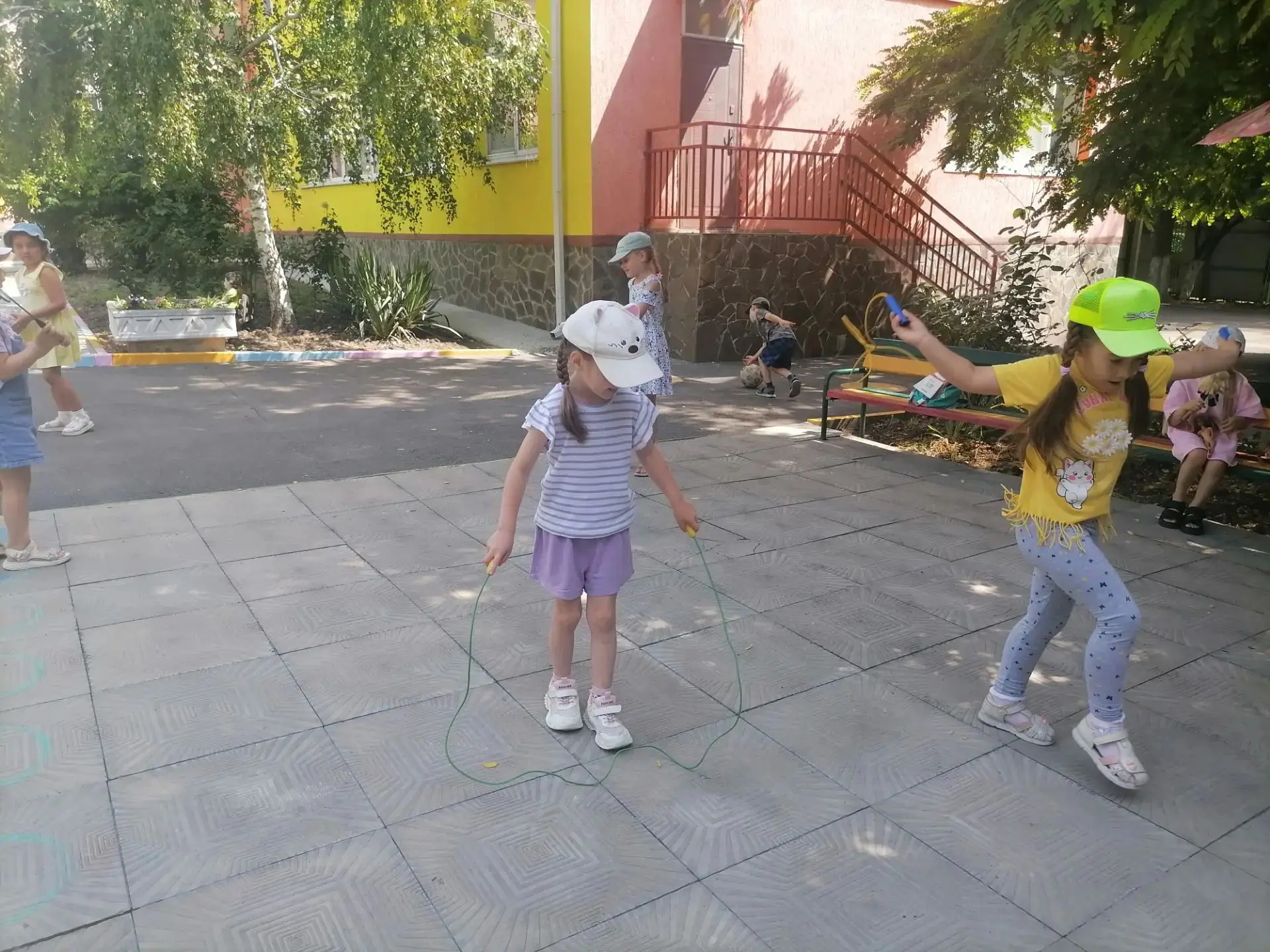 ⛹️‍♀️🤸‍♂️В движении - вся радость! Кто - то покоряет скакалку,🤸‍♀️ кто - то сражается...