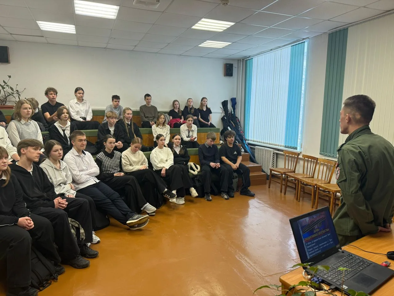 «УРОК МУЖЕСТВА!» 19 февраля ребята 8 б класса познакомились с бойцом, защищающего нашу страну от вра