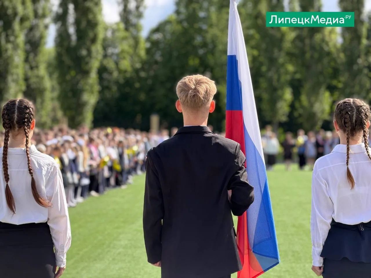 🎓 В Липецке стартовали последние звонки.  Сегодня у школ по всему городу собрались выпускники, учите