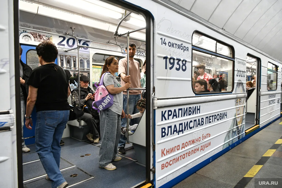В екатеринбургском метро запустили «Книжный экспресс» — вагон-музей, посвященный литературной жизни 