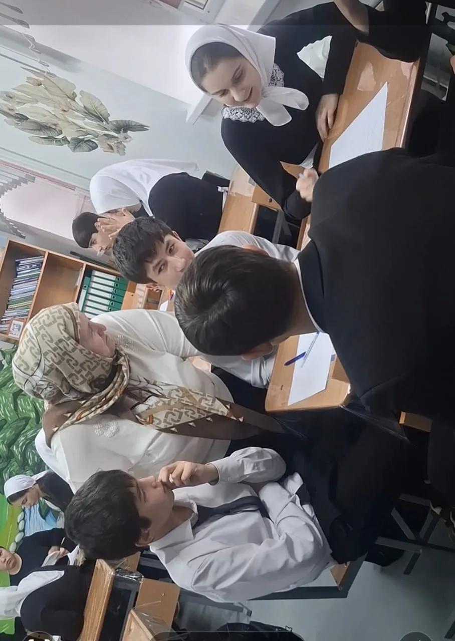 Групповая работа в 9-м классе по подготовке к ОГЭ . Девятиклассники работали над заданием н. 3 - пис