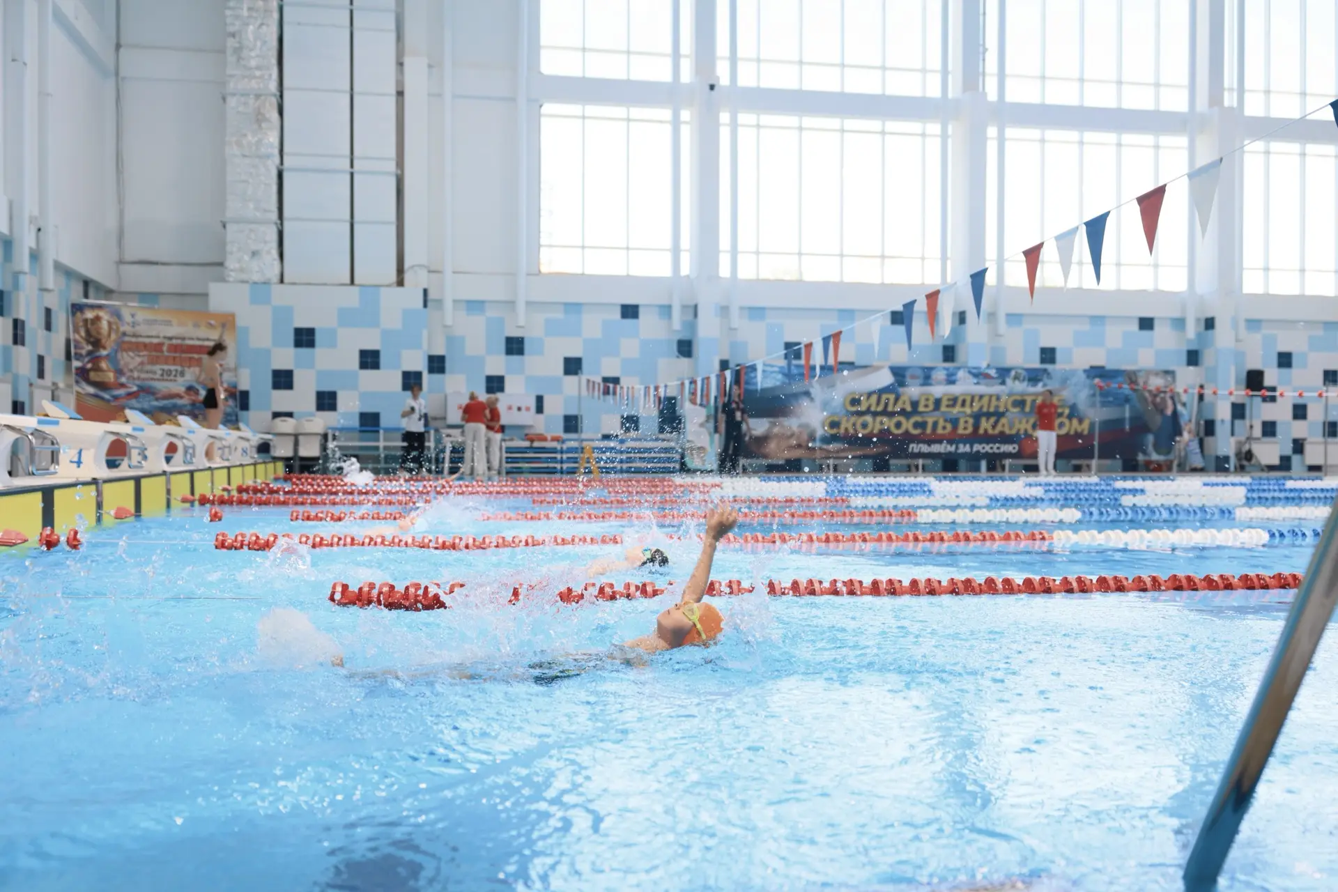 🏊🏼‍♂️Посмотрите на атмосферу турнира по плаванию «Кубок Великой Победы»