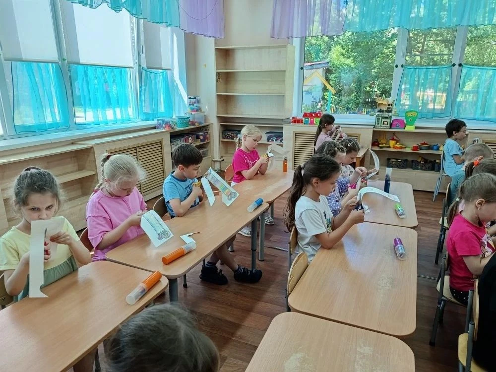 Ребята из группы "Почемучки" с огромным увлечением и творческим задором изготовили  летние браслеты 