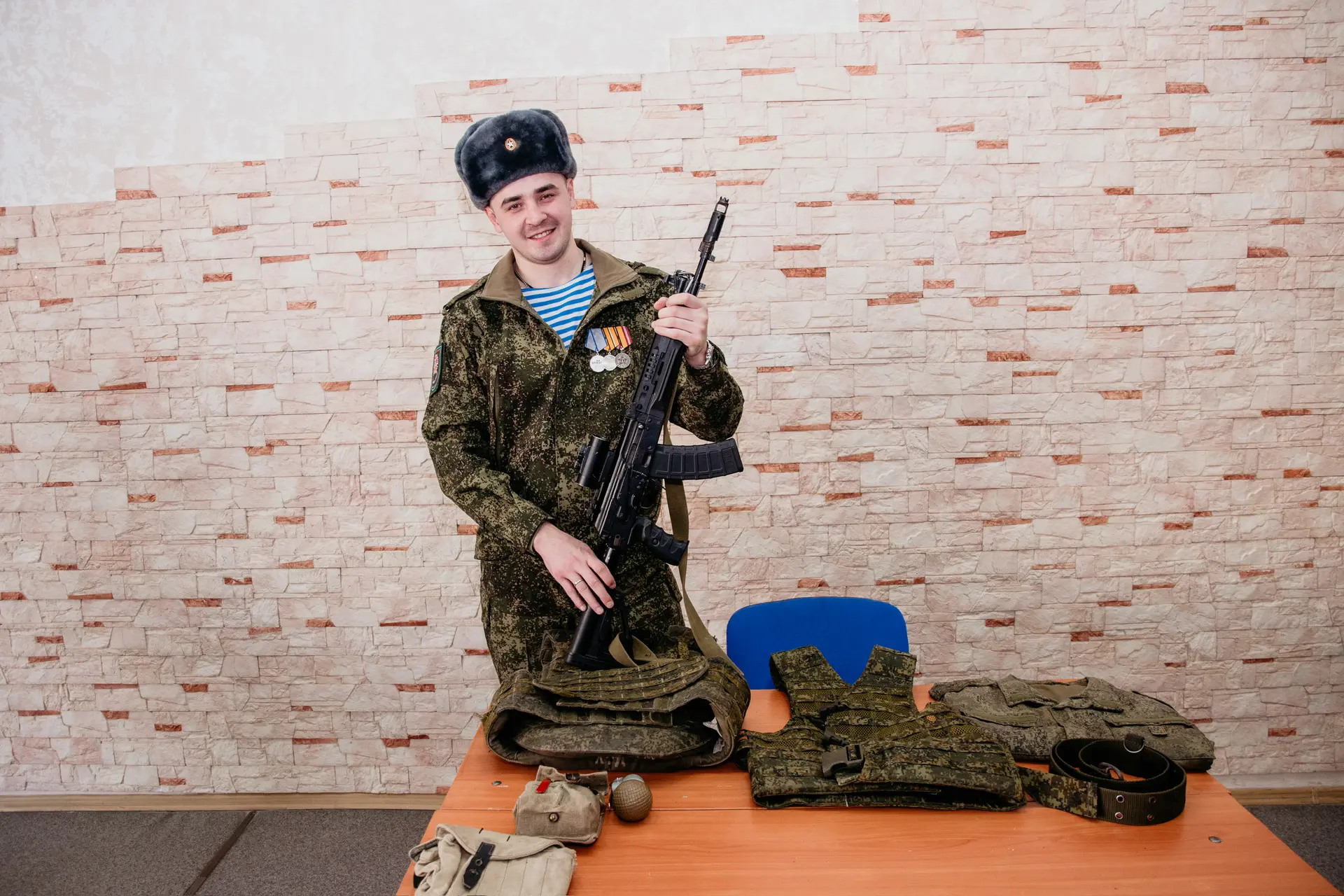 Вчера в нашей школе прошла патриотическая выставка, приуроченная к Дню Защитника Отечества. Эта выст