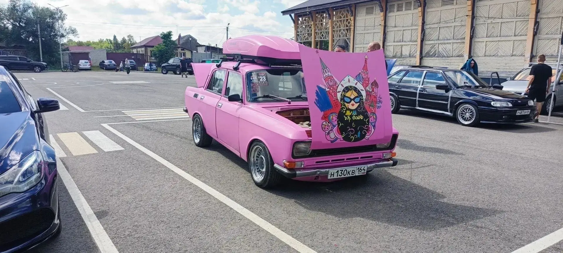 В Петровске прошёл чемпионат по автозвуку. Главным хитом мероприятия стал розовый «Моск...