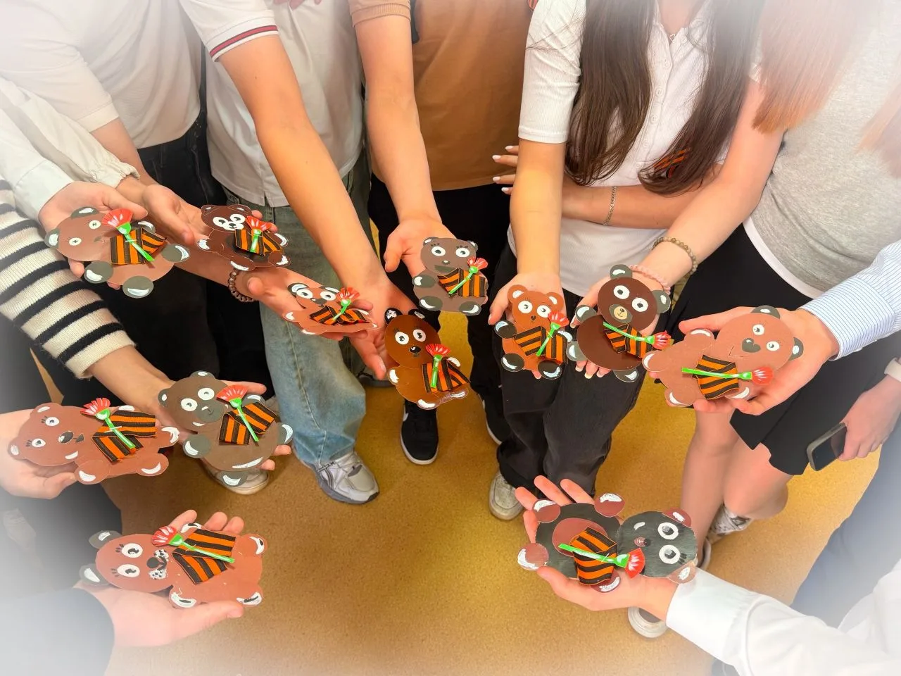 ✨ 🐻 Мишка Победы: память, которая согревает сердце ✨  Сегодня в нашей школе произошло по‑настоящему 