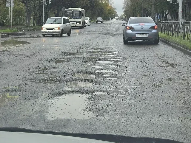 Абсолютный рекорд: в городе Назарово новый асфальт на ул. 30 лет ВЛКСМ развалился менее...