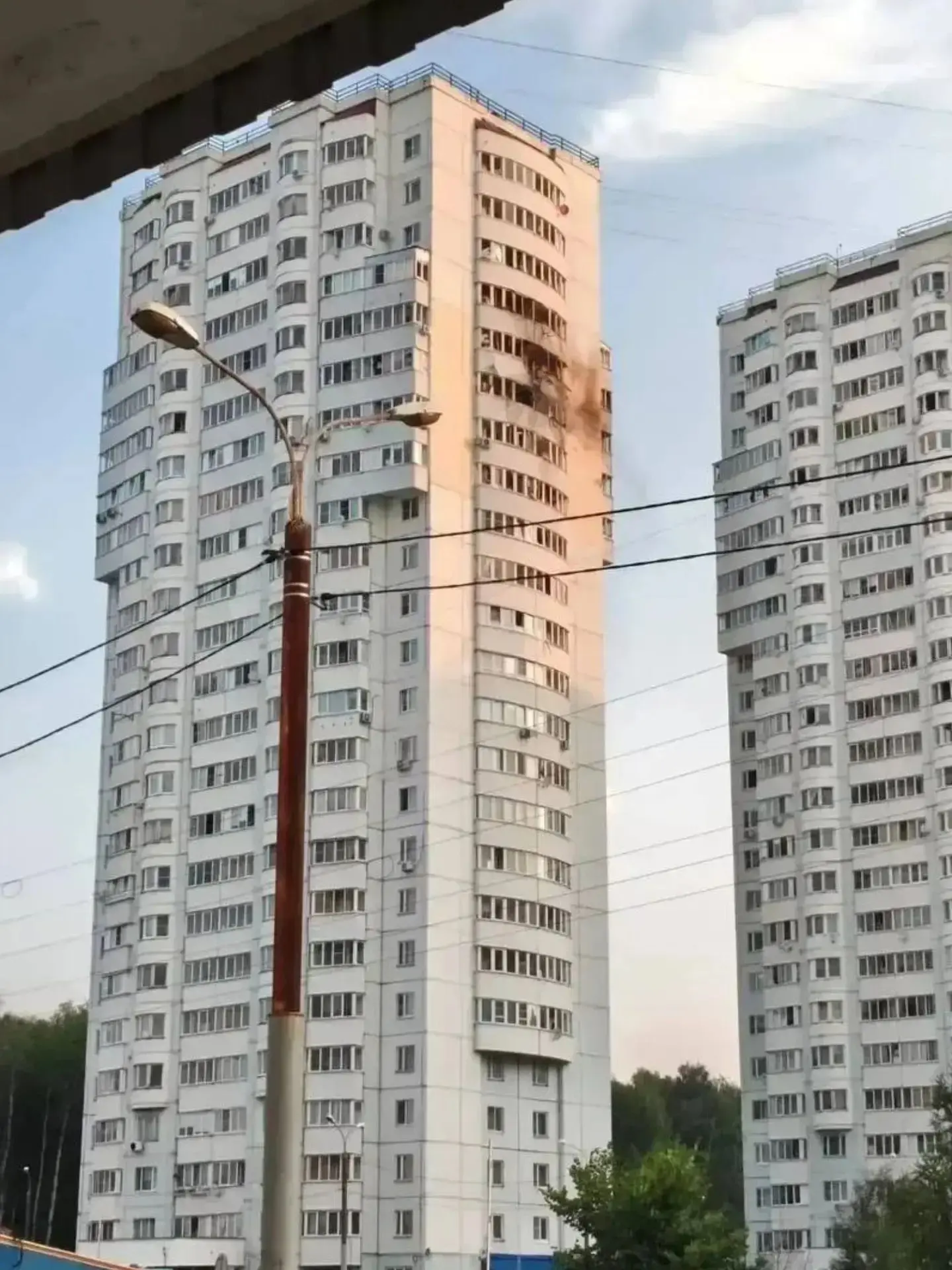 Сегодня ночью и утром силы ПВО отразили атаку БПЛА на столичный регион.

В Чехове беспилотник попал 