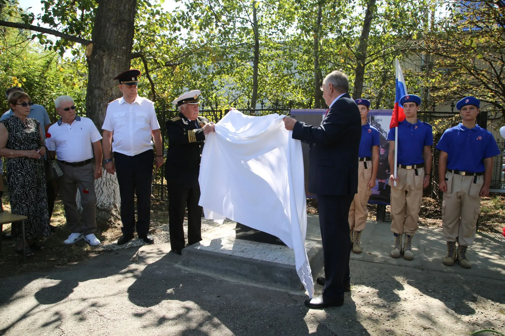 В Пятигорском институте СКФУ открыли памятный знак сотрудникам, преподавателям и студен...