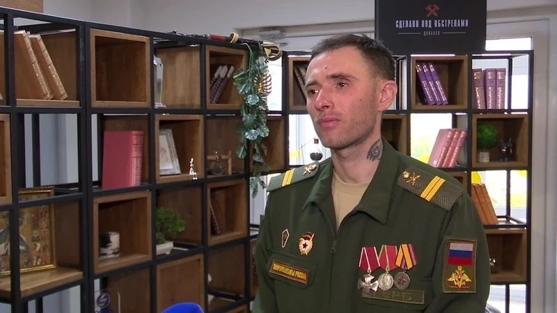 ИСТОРИЯ ГЕРОЯ 🎖

Знакомьтесь, Александр Наврузов из Корсакова. Обычный слесарь, любящий отец четвер
