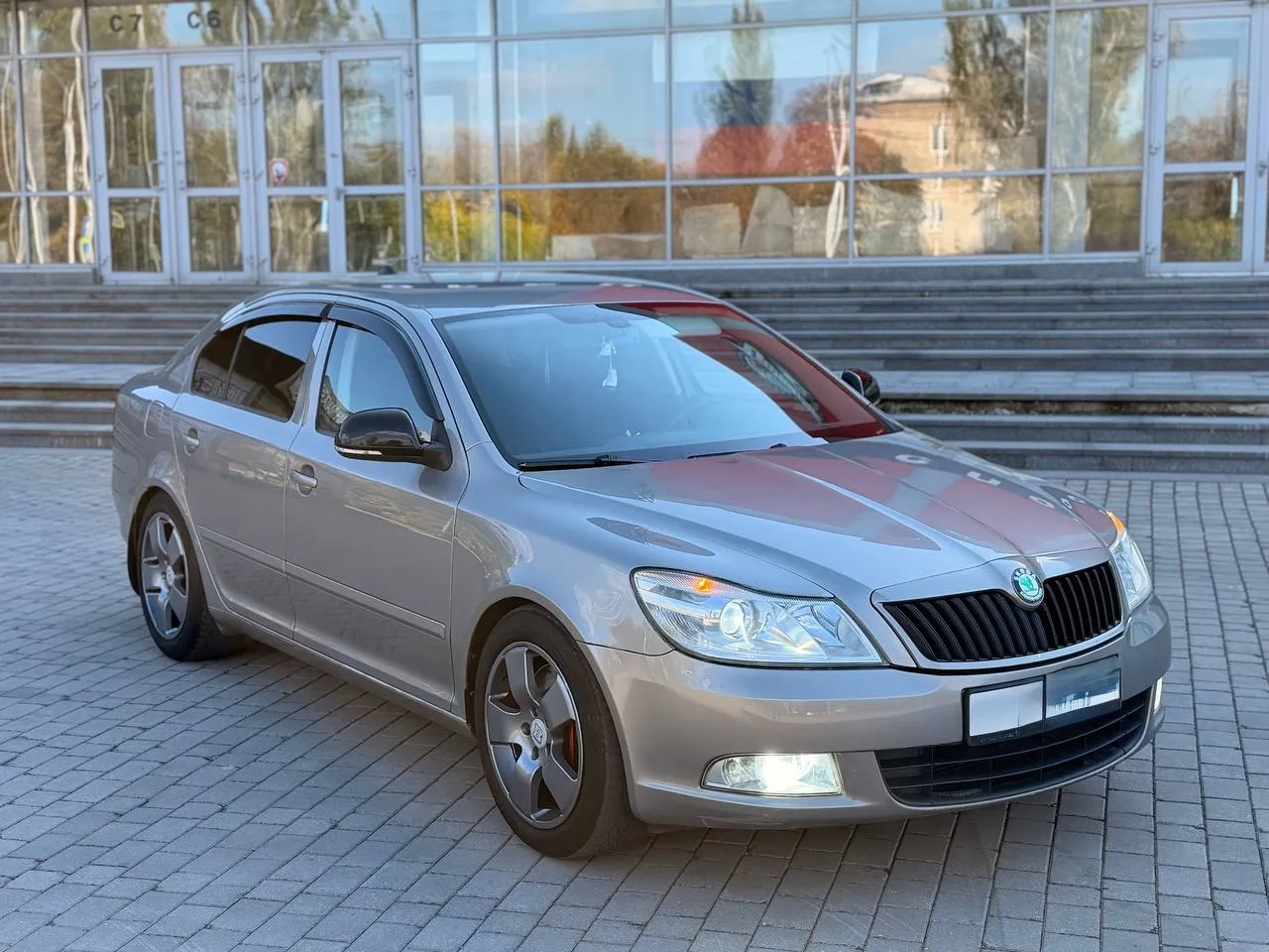 Продам шкода Октавия а5 2012год автомат 6ступ мотор 1.8трубо кап ремонт был масло не ра...