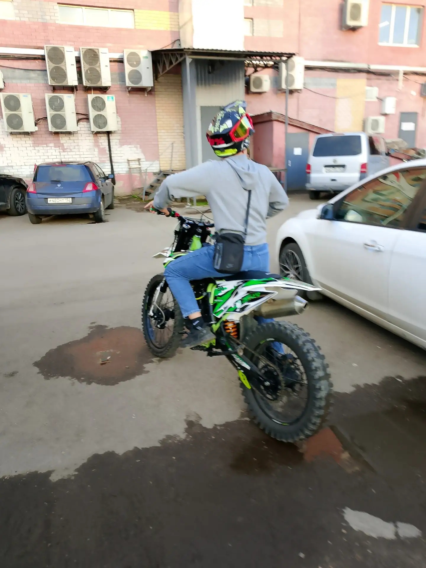 Этот молодой человек гоняет по парку, по пешеходным дорожкам, причем без прав. Где наша...