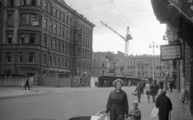 На фотографии середины 1960-х годов запечатлено строительство станции метро «Маяковская»