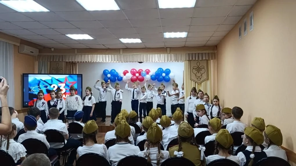 🇷🇺 Накануне Дня защитника Отечества в нашей школе прошёл трогательный фестиваль солдатской песни сре