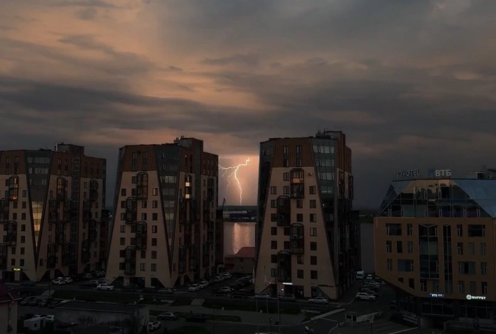 🌩️ Стихия надвигается на Архангельск!

Молнии уже видны в районе Красной пристани. Город готовится 