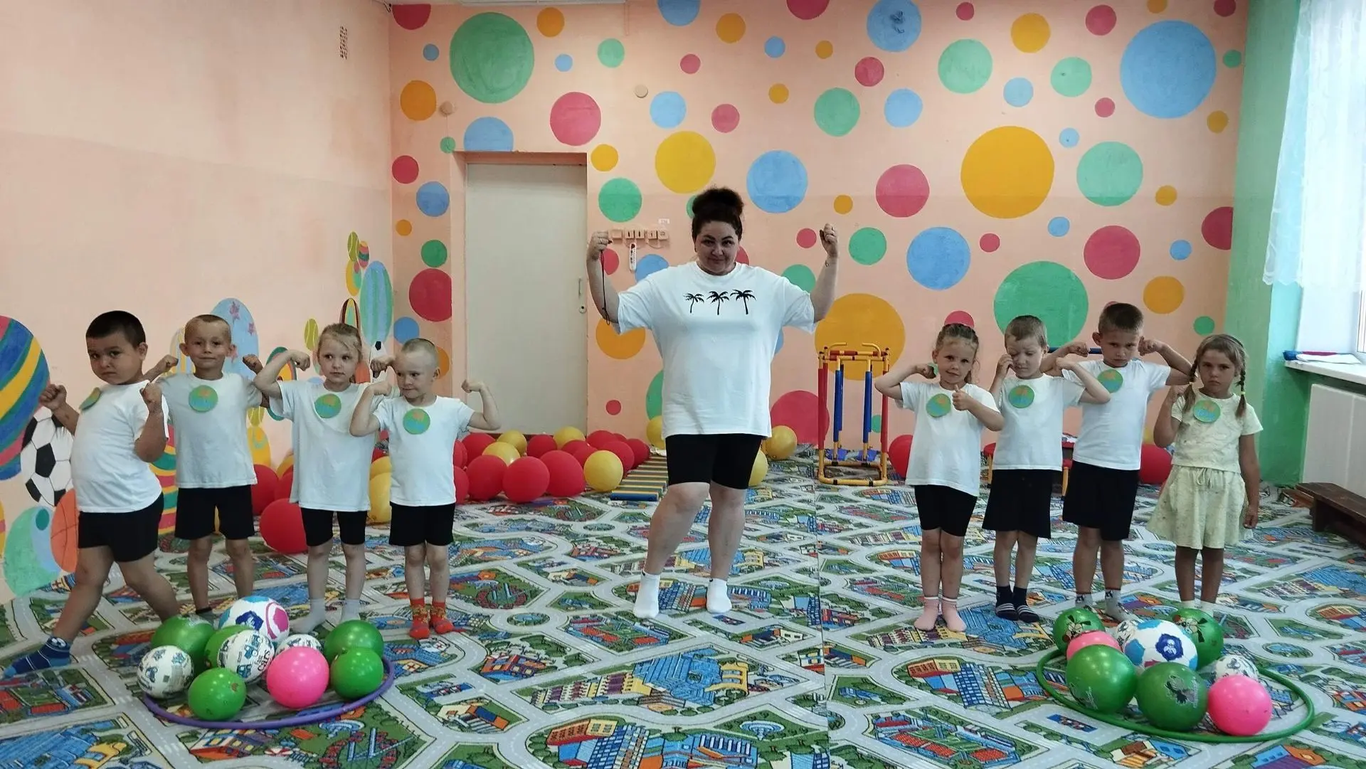 Чтобы быть всегда здоровым,
Нужно бегать и скакать.
Больше спортом заниматься,
И здоровым не скуч