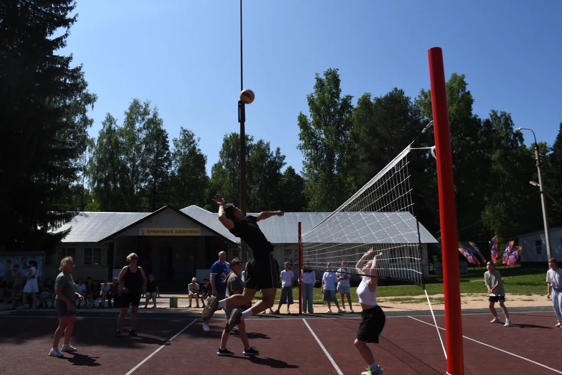13 июня- интересный день, полный открытий!
🏐 Сначала —жаркий турнир по волейболу:  взрослые против 