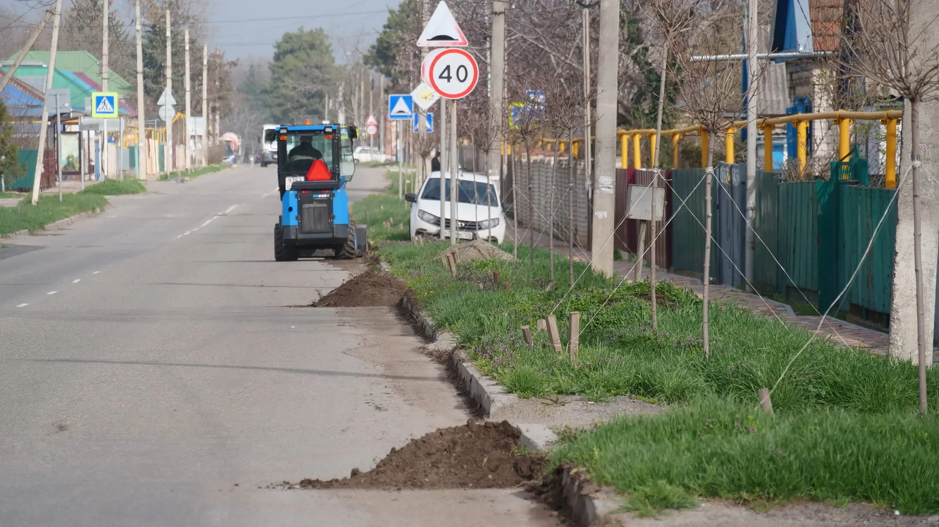 Продолжаем работу по санитарной очистке Кочубеевского округа  Сегодня работники ХЭС трудятся на улиц