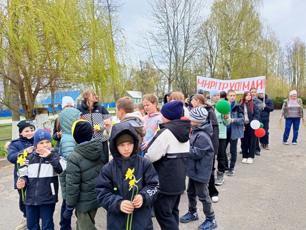 Мир! Труд! Май!  Под таким девизом прошел субботник в нашей школе. Мероприятие закончилось первомайс
