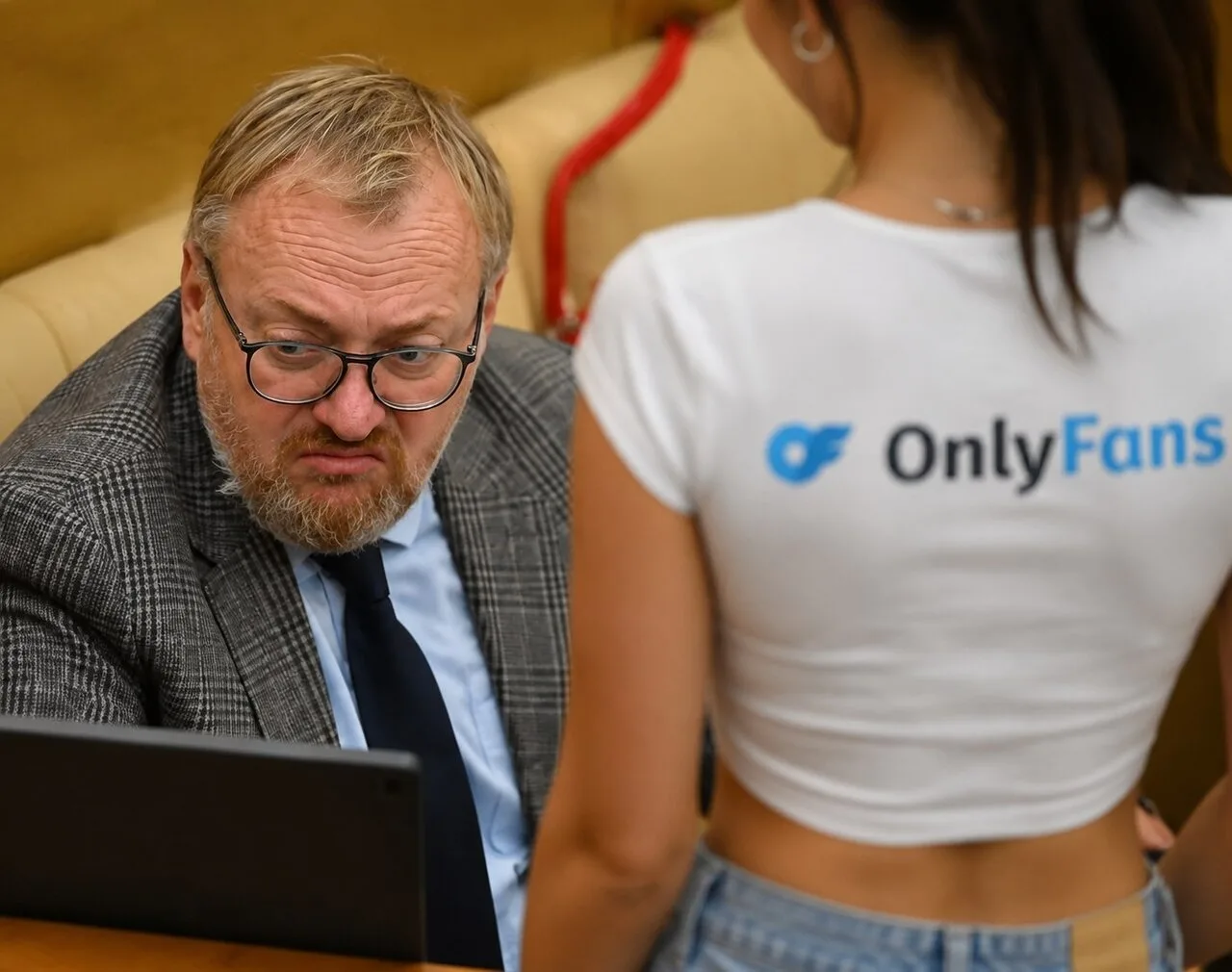 Милонов предложил «очищать Россию» от эскортниц и секс-блогеров

Депутат Виталий Милонов заявил, что