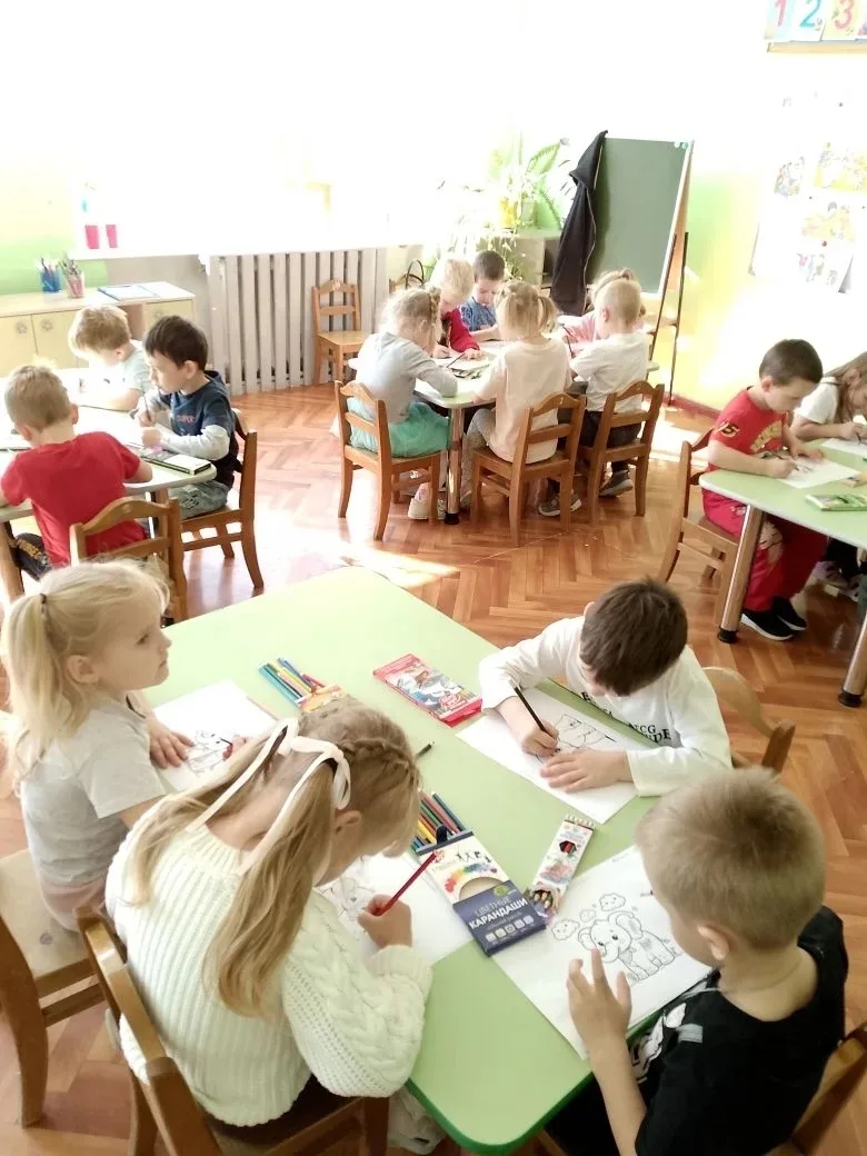 Дети старшей группы "Пчёлки" рассмотрели Красную книгу.