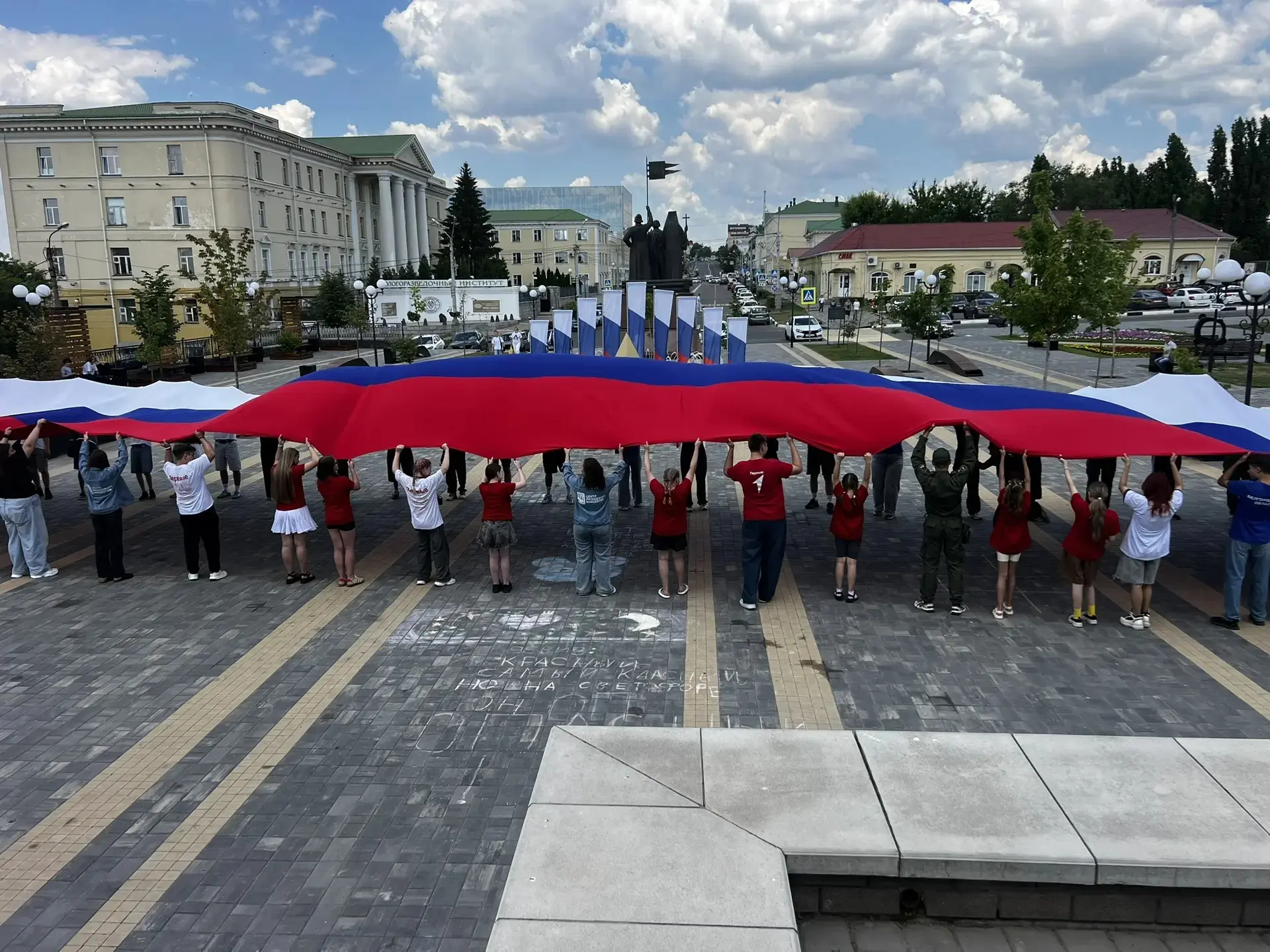🇷🇺
В преддверии одного из главных государственных праздников нашей страны — Дня России — юнармейцы