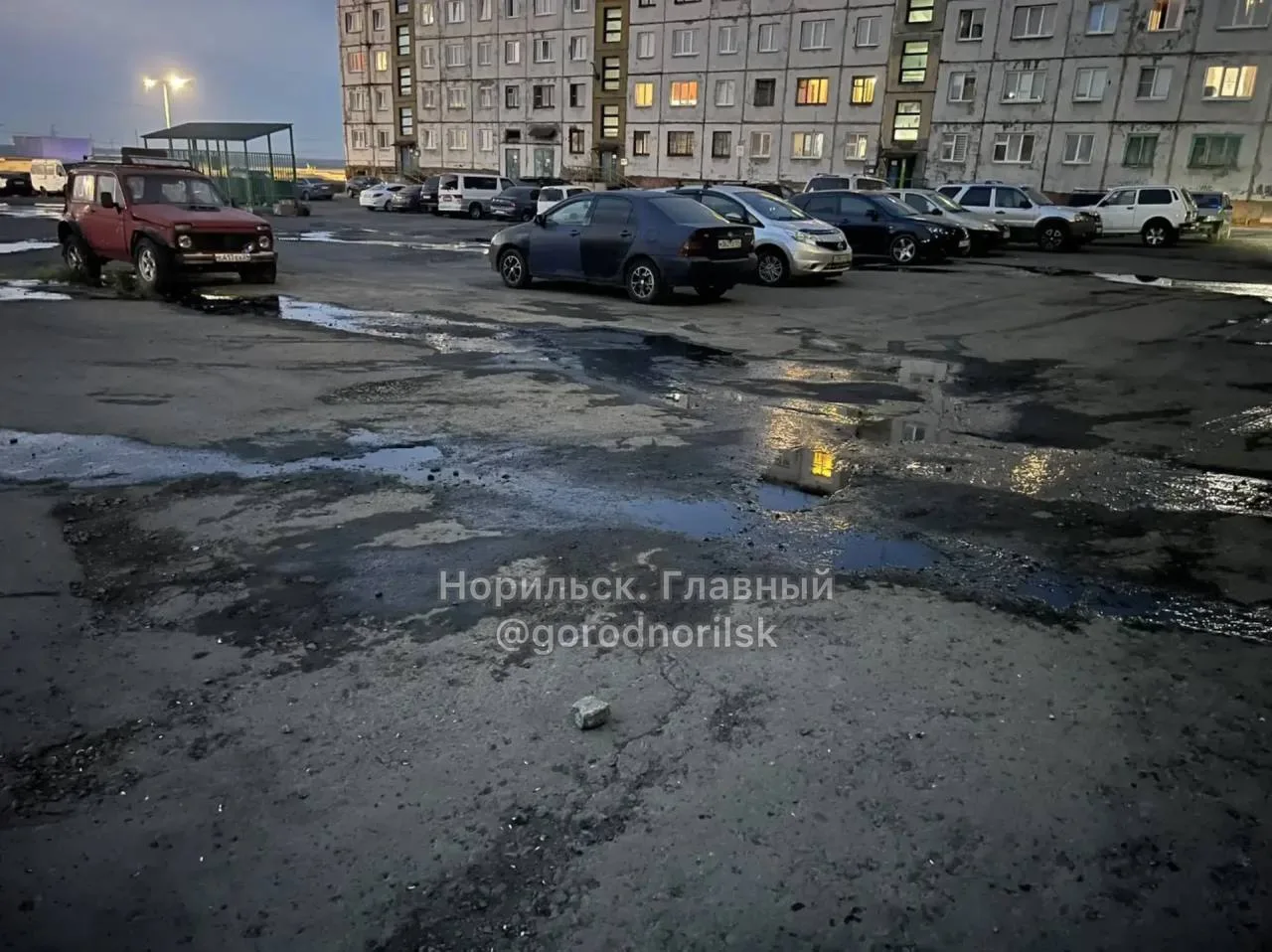 «Очередная течь и бездействие УК «Нордсервис». Хантайская, 13. Вода расползлась до доро...