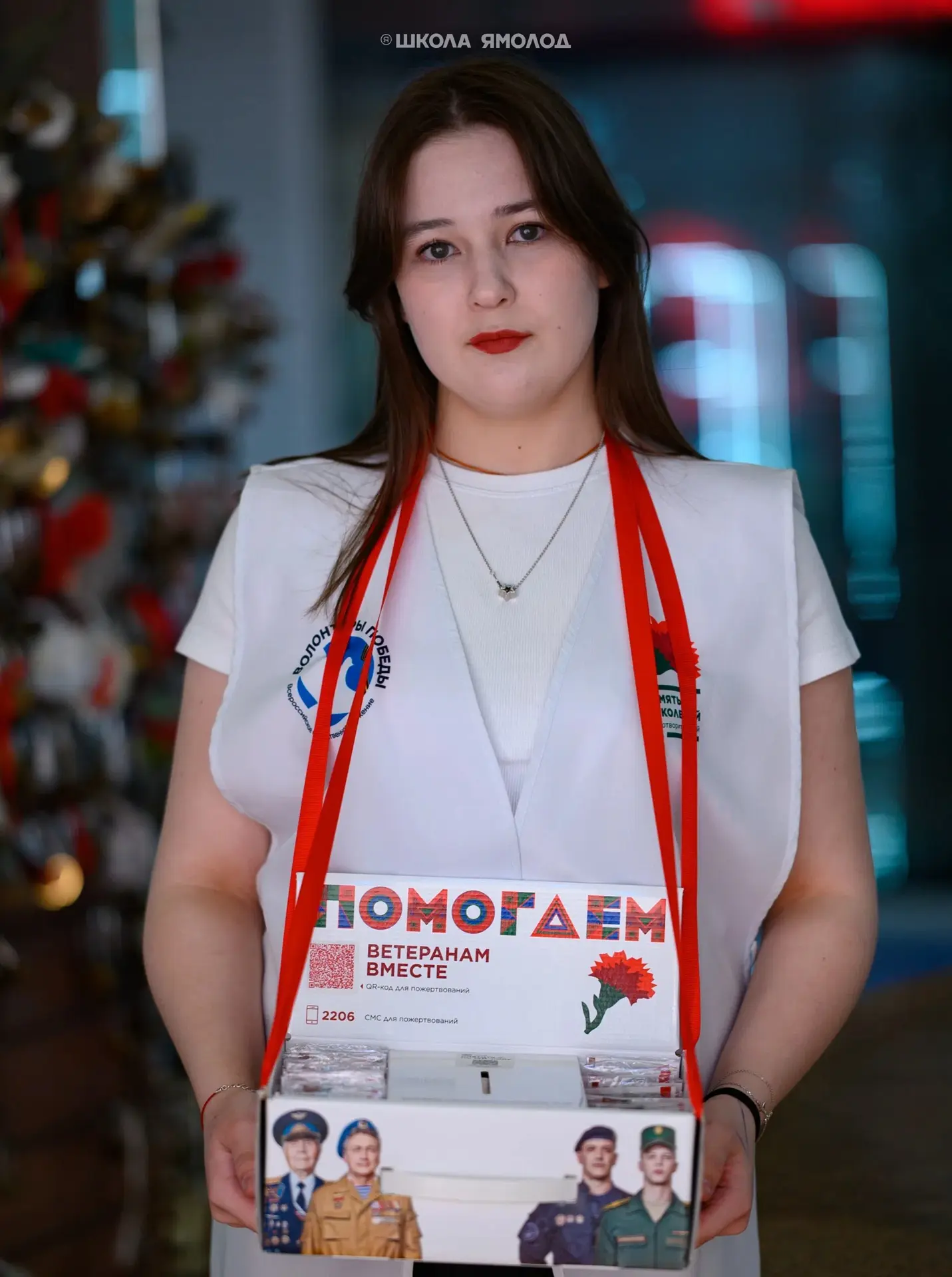 Не просто цветок, а символ единства. 
Каждый алый лепесток – это нить, связывающая поколения. Надымч