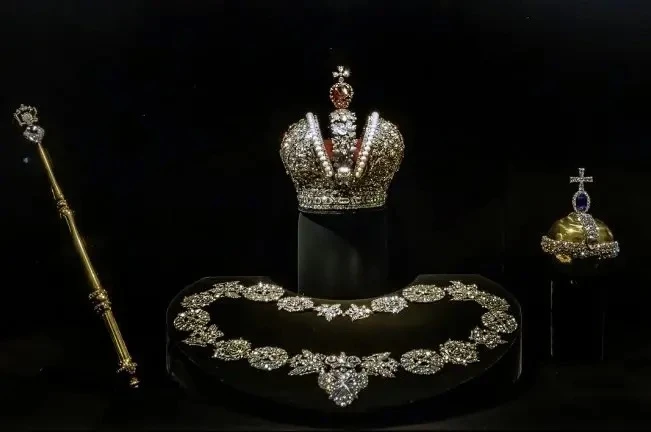 Ученики 6 «Э» класса посетили экскурсию в Алмазный фонд Московского Кремля.   Школьники познакомилис