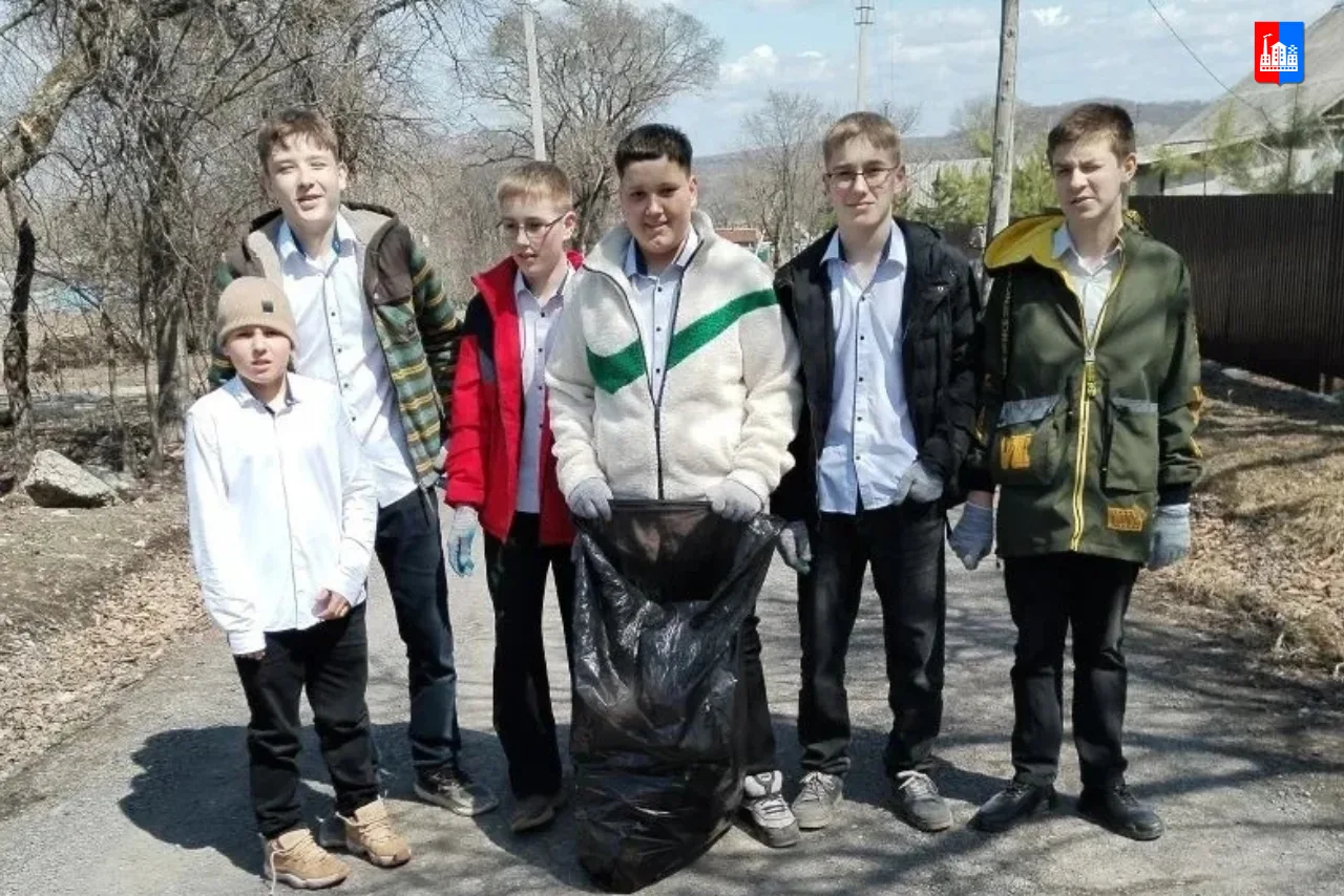 #молодежь_это_МЫ   Ученики Дубовской школы активно участвуют в жизни своего села, проявляя заботу об