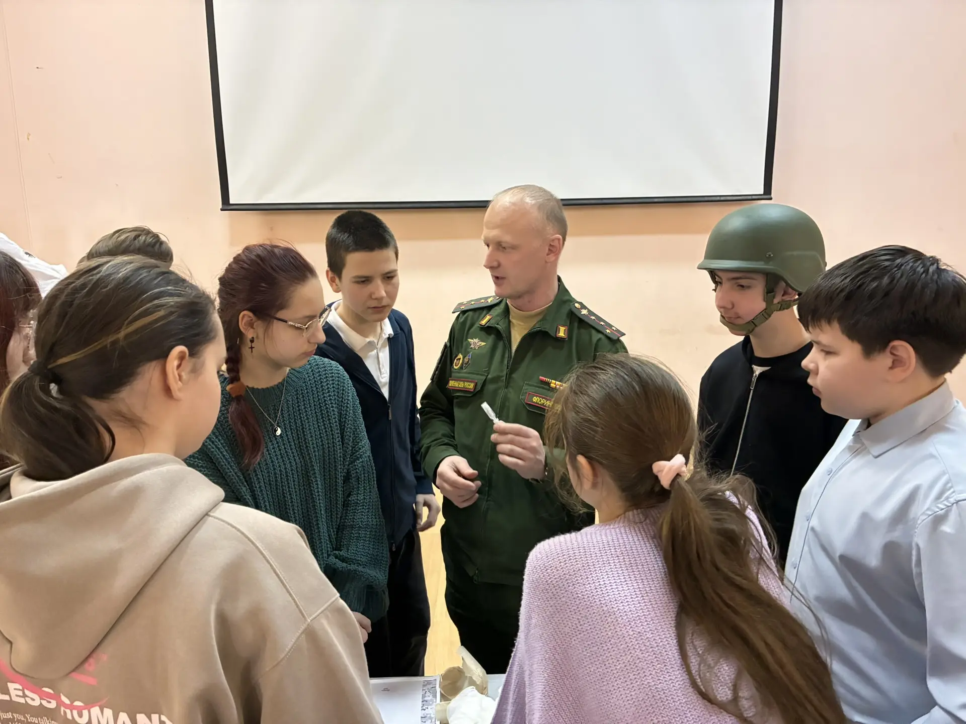 🇷🇺 Встреча с героями: в школе №175 прошел Урок мужества🇷🇺  В рамках патриотического воспитания молод