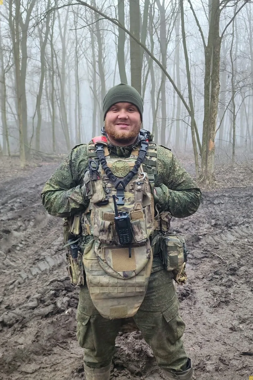 Когда спрашивают «как дела на передке?» — вот, смотрите. Бодрый, весёлый, в грязи по уш...