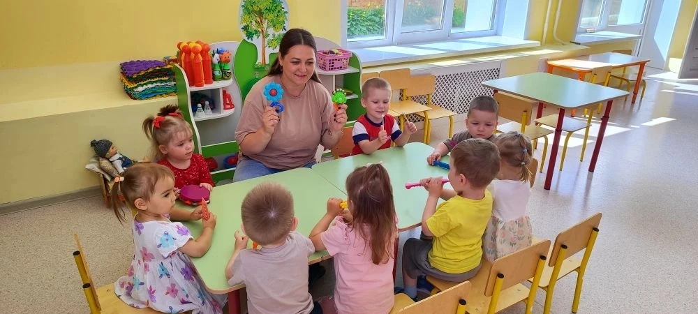 В детском саду продолжает работу кружок «Логоритмика».

На летних занятиях ребята не только выполняю