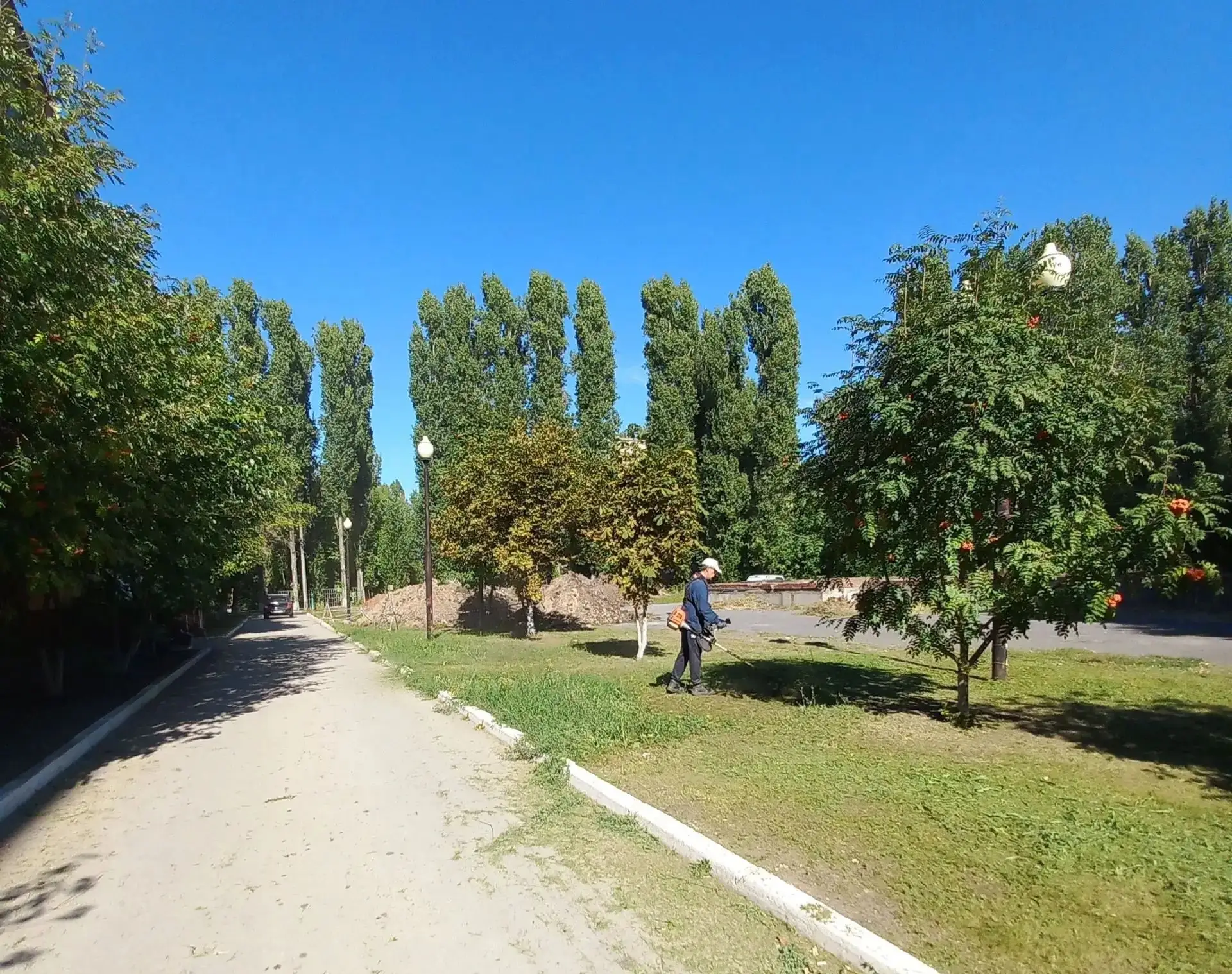 🌿 Порядок, который лечит: зачем БГКБ ежедневно ухаживает за территорией