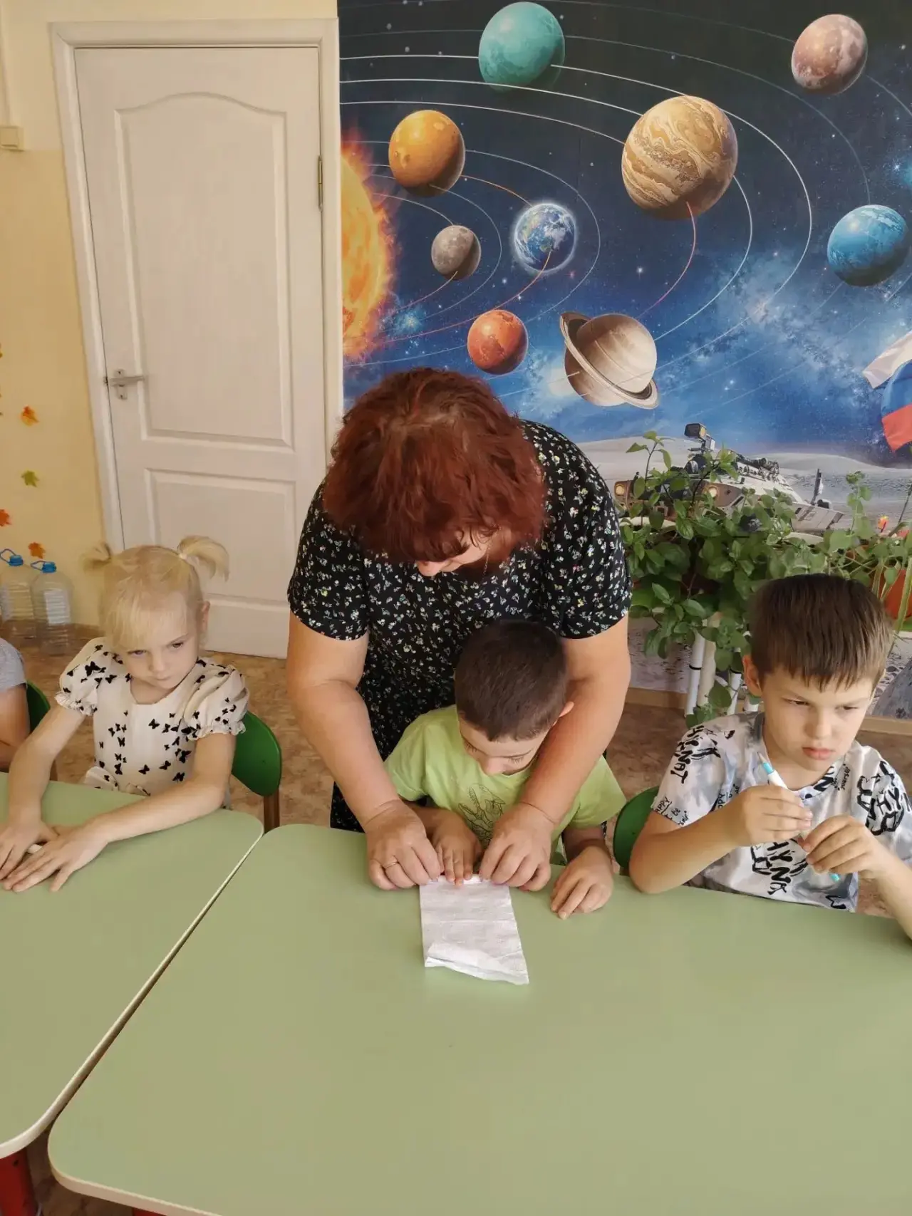 ◾️«Разноцветная гусеница» — опыт с бумажными салфетками в подготовительной группе. 🐛