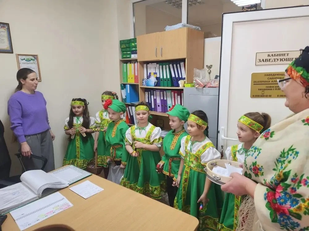 Есть такая чудесная зимняя традиция в нашем детском саду: ребята старших и подготовител...