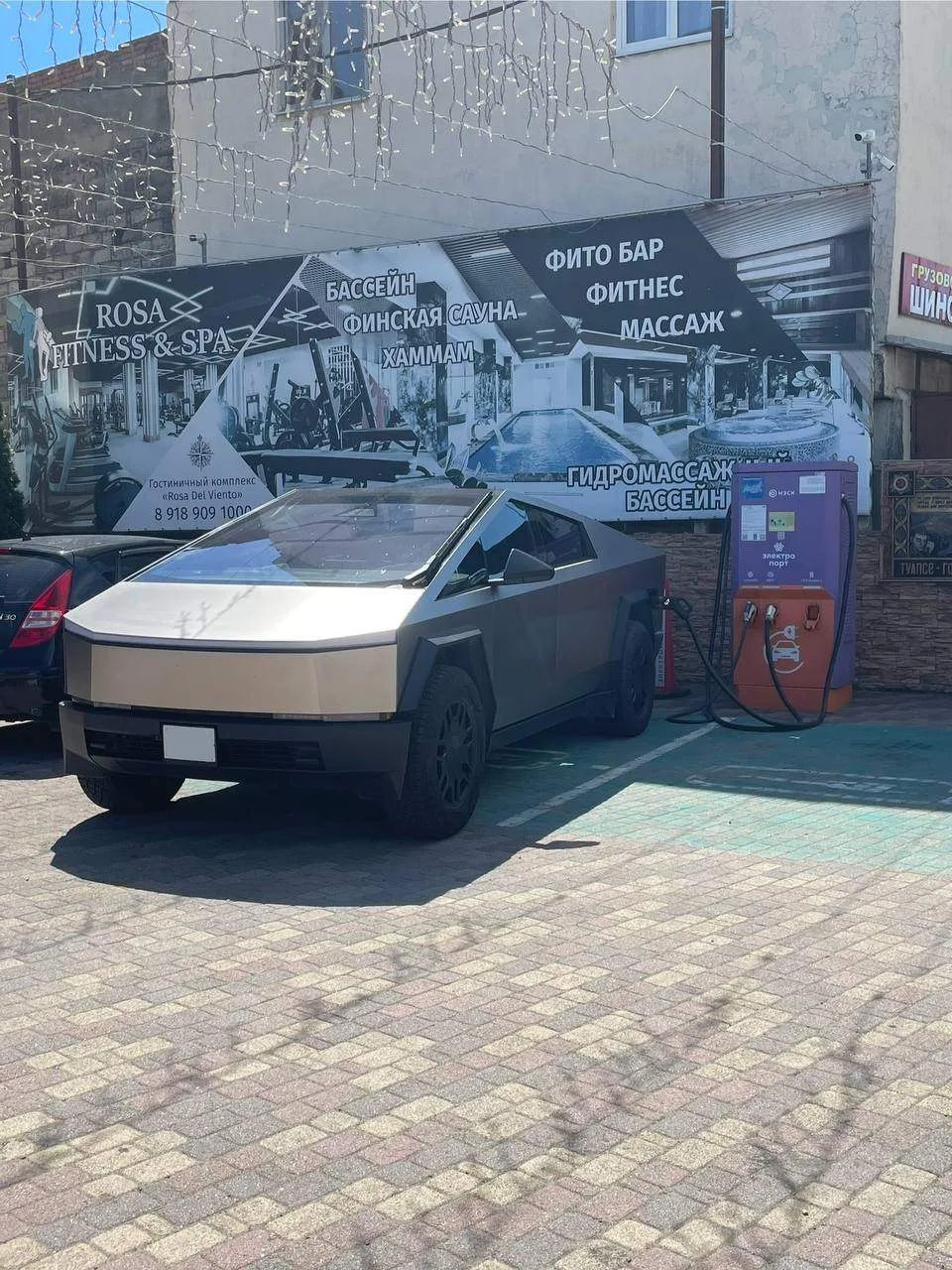 На фото наша станция заряжает Cybertruck — машину, которая до сих пор не даёт покоя ни ...
