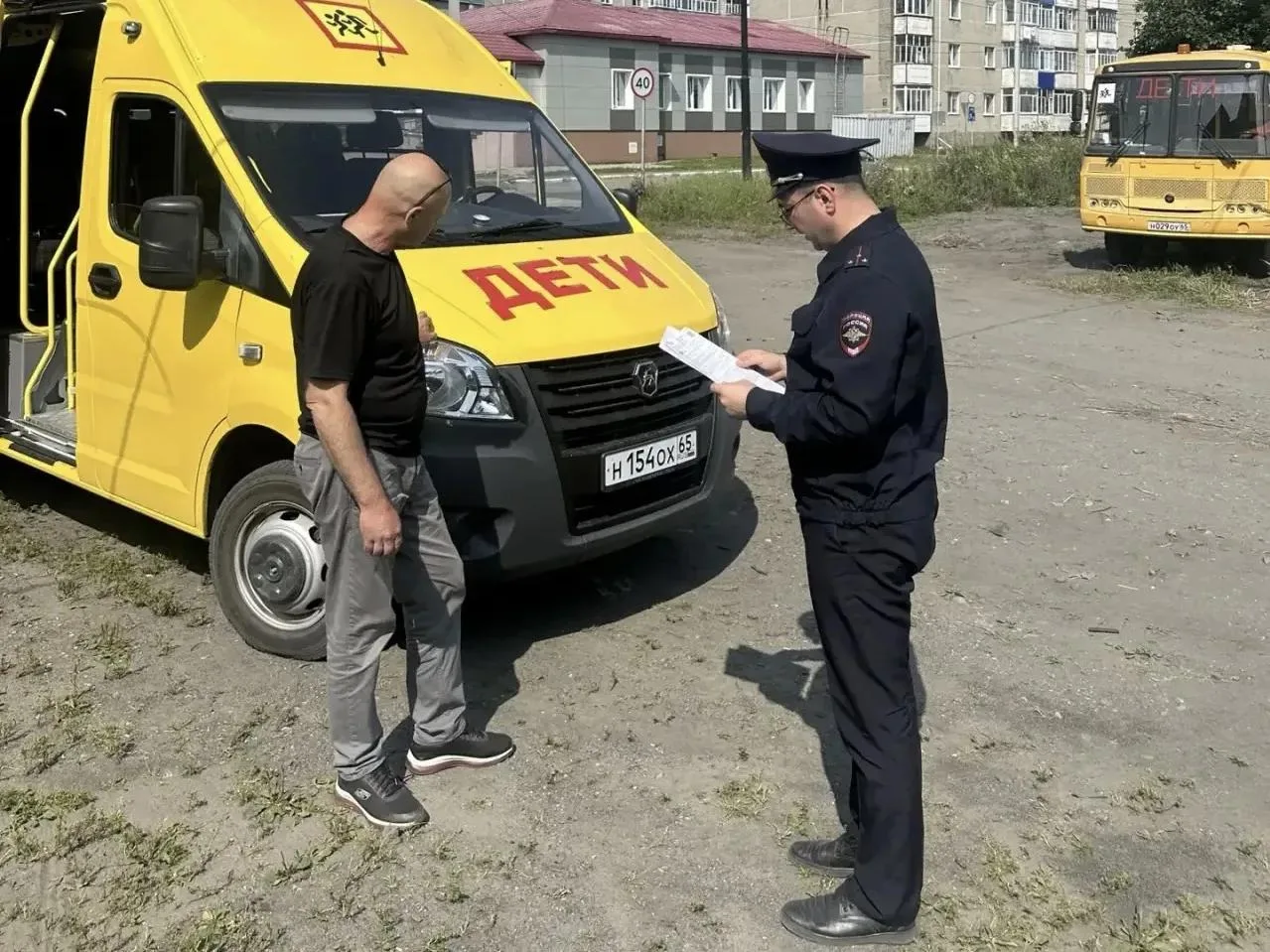 🚌 Готовность школьных автобусов к перевозкам оценили поронайские автоинспекторы