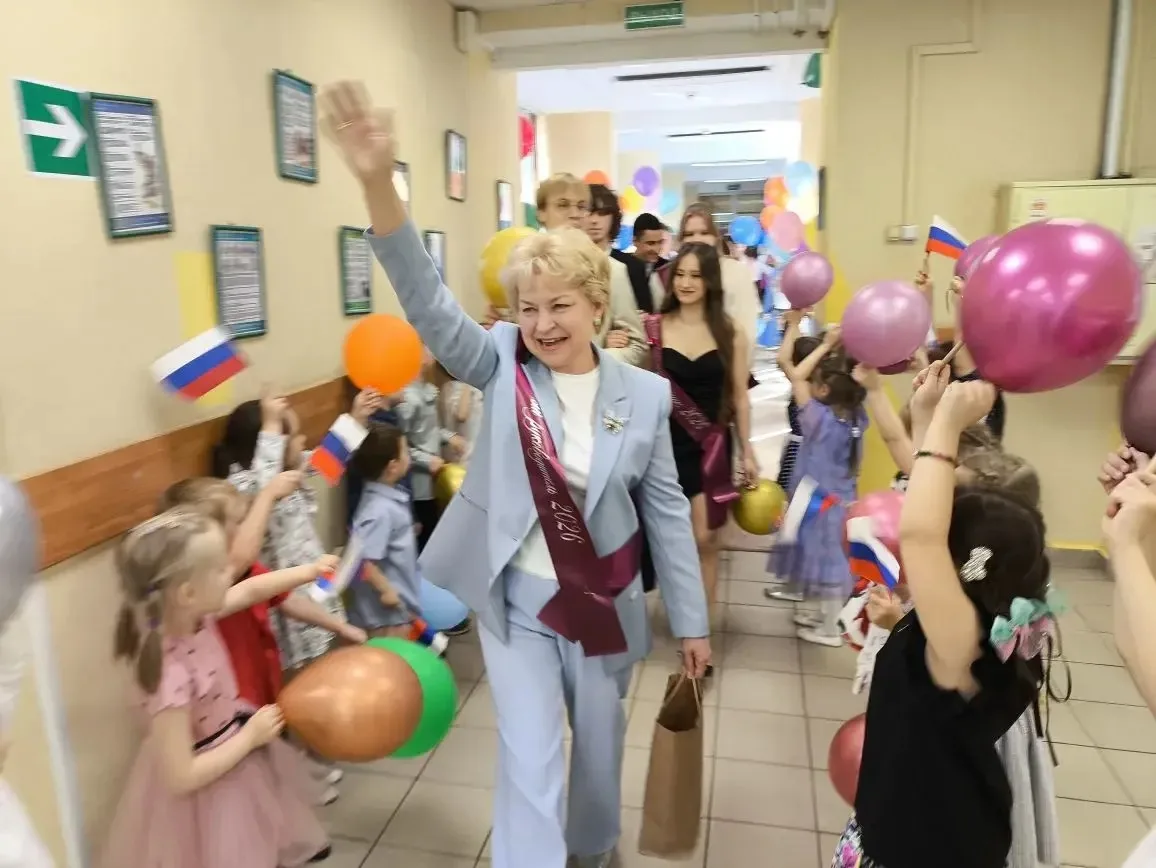 🔔ПОСЛЕДНИЙ ЗВОНОК НА ВРАЧЕБНОМ — ФЕЙЕРВЕРК ЭМОЦИЙ!   Для 11 «А» в корпусе на Врачебном, дом 12 прозв