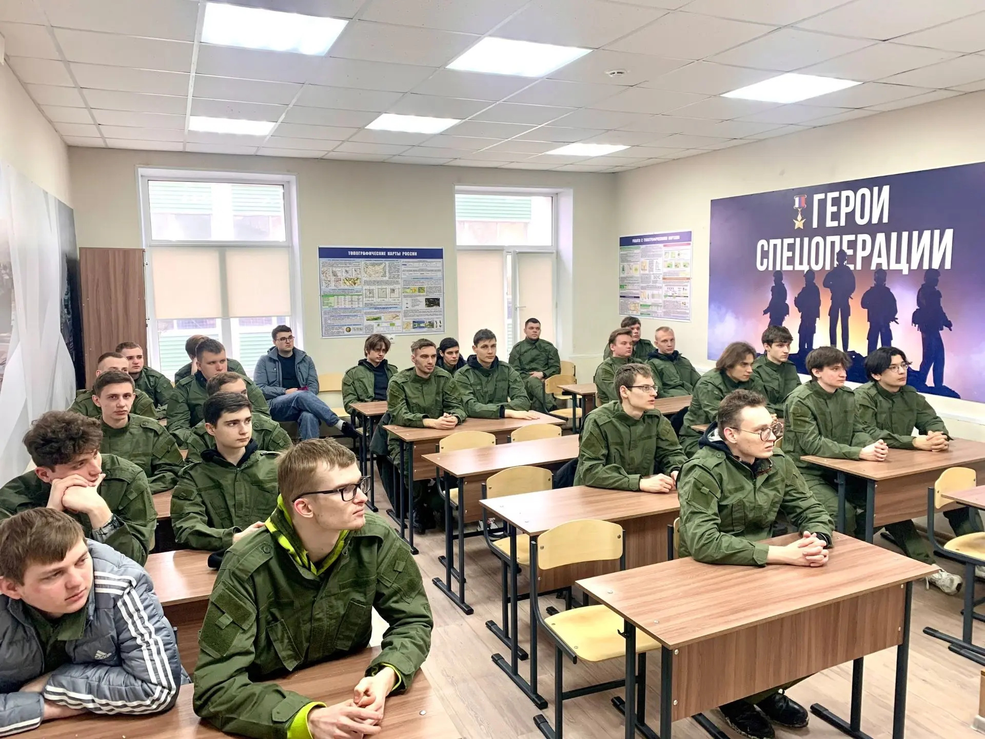 💪 Тренируем силу, уверенность и готовность к любым вызовам! Более 250 студентов из Старооскольского 