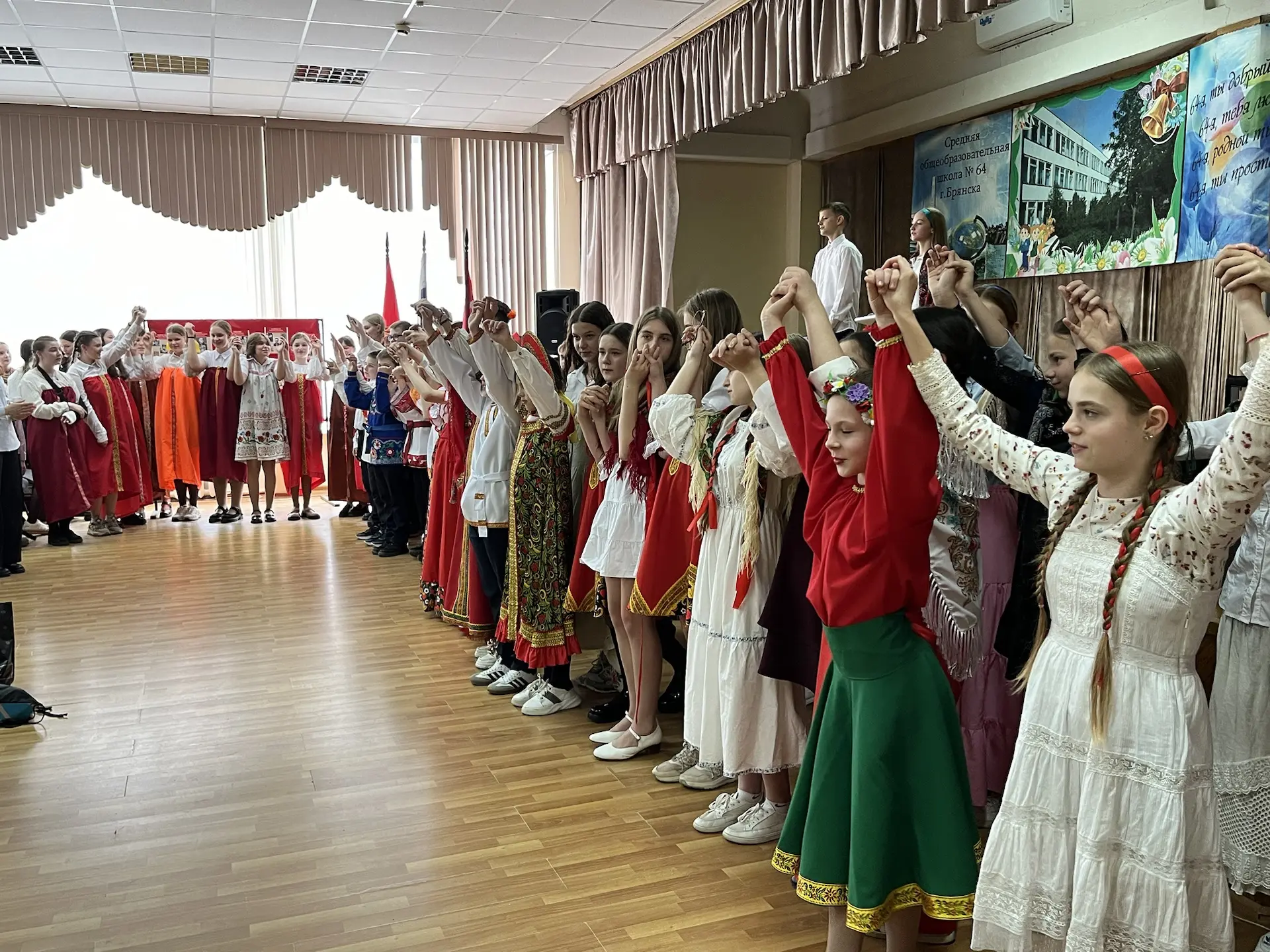 Каждый день нам приносит впечатления.... 13 мая..Школьный актовый зал похож был на яркий цветник.. М