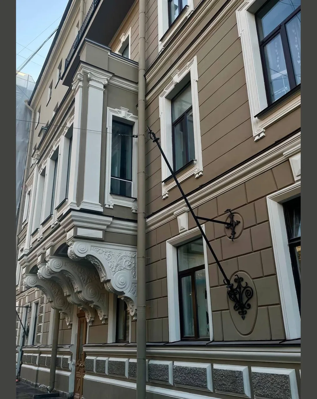 Флагодержатели вернулись на фасады особняка Мюргед в ходе реставрации