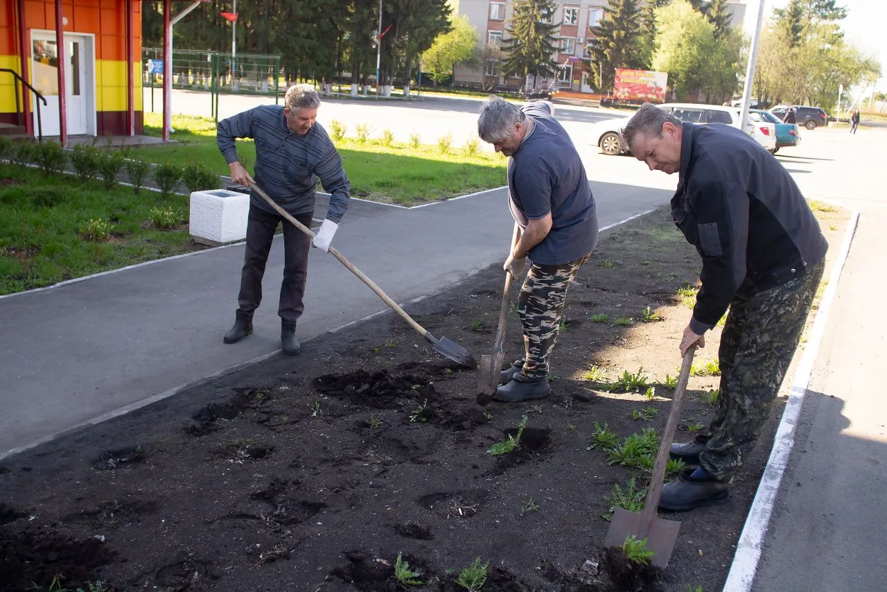 💥В Омской области проводится 🧹месячник благоустройства и санитарной очистки территорий🧹. Сотрудни