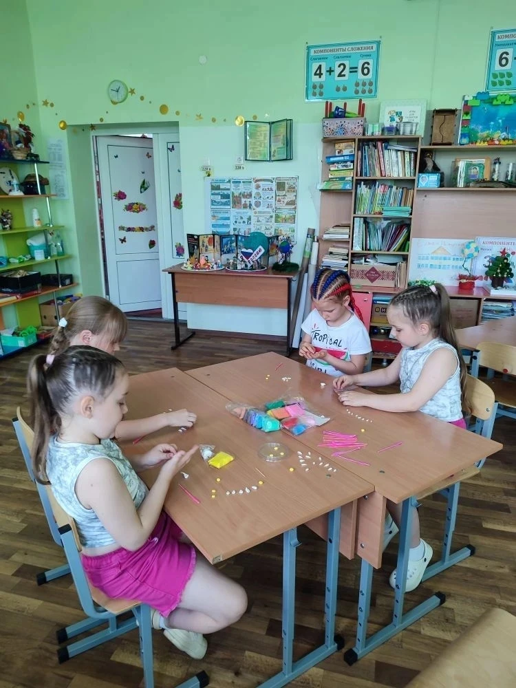 9 июня, 6 отряд "Следопыты"  МКОУ СШ 3, принял участие в мастер-классе "Подарок другу"....