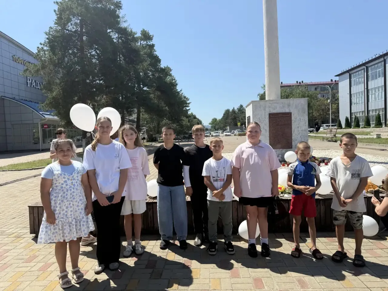 🔺Сегодня побывали на митинге «Дети Донбасса», возложили цветы, свечи, игрушки, почтили память детей