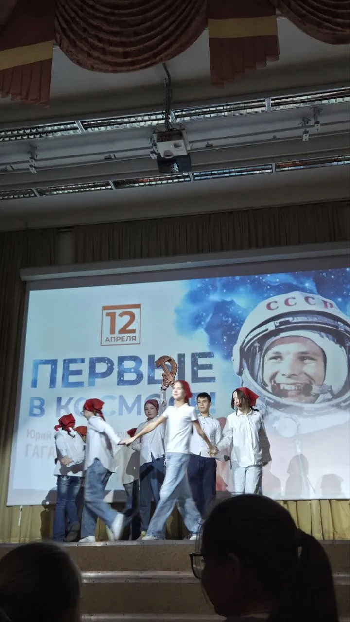 🚀 День космонавтики в нашей школе!  🎙Ребята из 6 «Е» класса под руководством советника директора Ков