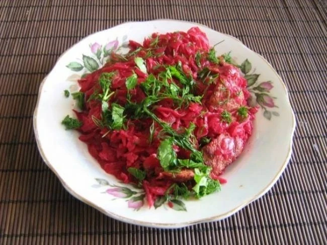🍛 Капуста, тушёная с мясом и свёклой