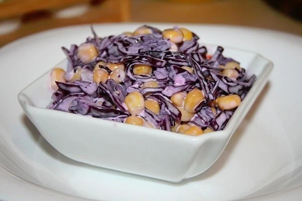 Салат из красной капусты с кукурузой