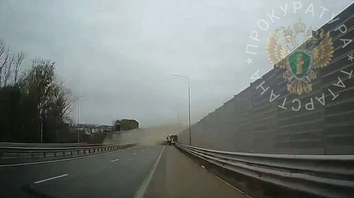 Появилось видео обрушения надземного перехода на трассе в Татарстане